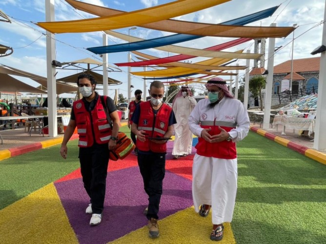 مدير عام فرع الهلال الأحمر بالباحة يقوم بجولة تفقدية للفرق الاسعافيه الميدانية والفرق التطوعيه بغابة رغدان