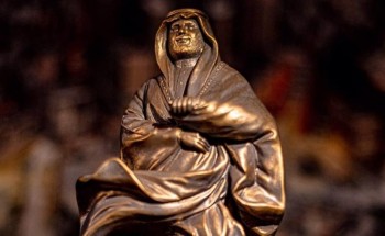 مصمم يقوم بنحت شخصيات ترتدي الزي السعودي الرسمي .. وهذه قصة شخصية ولي العهد معه! مصمم يقوم بنحت شخصيات ترتدي الزي السعودي الرسمي .. وهذه قصة شخصية ولي العهد معه!