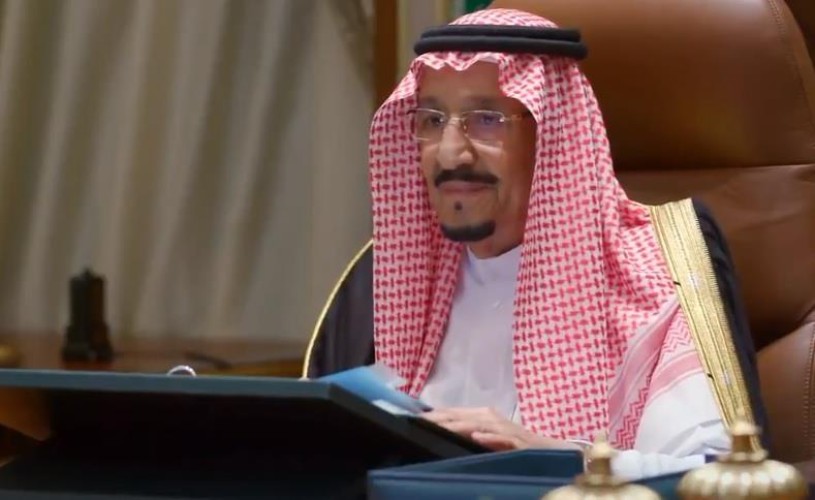 شاهد .. ابتسامة الملك سلمان تأسر قلوب المواطنين في اجتماع مجلس الوزراء