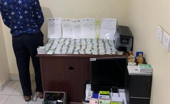 القبض على وافد أربعيني ضُبط بحوزته 253 بطاقة مزورة لهوية مقيم في مكة