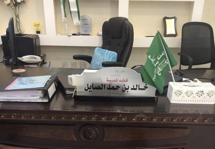 مدير “تعليم تبوك” ينشر صورة لمكتب قائد مدرسة “خاوياً” ويشيد بصاحبه.. تعرّف على السبب