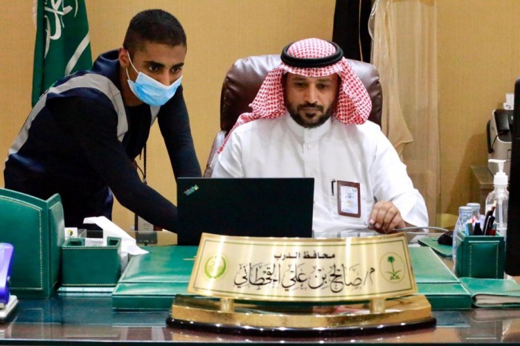 القحطاني يعايد المرضى بالاتصال المرئي في الدرب