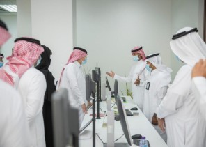 وزير التجارة يقف على أعمال فرع الوزارة والمركز السعودي للأعمال بالمنطقة الشرقية ويكرم الموظفين المتميزين وزير التجارة يقف على أعمال فرع الوزارة والمركز السعودي للأعمال بالمنطقة الشرقية ويكرم الموظفين المتميزين