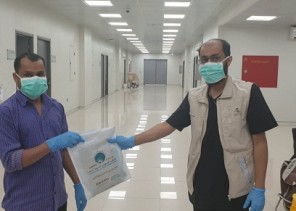 جمعية أجياد توزع 2500 حقيبة دعوية لمصابي كورونا بمكة