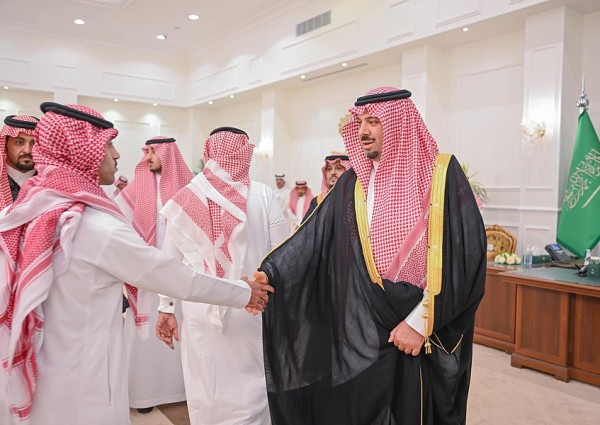 سمو أمير الحدود الشمالية يستقبل الوكلاء ومديري الأقسام وموظفي الإمارة