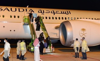 “قبلة جواز السفر وارتداء وشاح الوطن” .. شاهد: أول صور للمواطنين القادمين من مدريد إلى مطار حائل “قبلة جواز السفر وارتداء وشاح الوطن” .. شاهد: أول صور للمواطنين القادمين من مدريد إلى مطار حائل