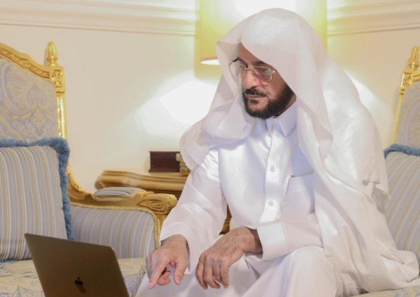 شاهد .. وزير الشؤون الإسلامية يتابع سير تقديم الخدمات عبر خدمة التواصل في البوابة الإلكترونية شاهد .. وزير الشؤون الإسلامية يتابع سير تقديم الخدمات عبر خدمة التواصل في البوابة الإلكترونية