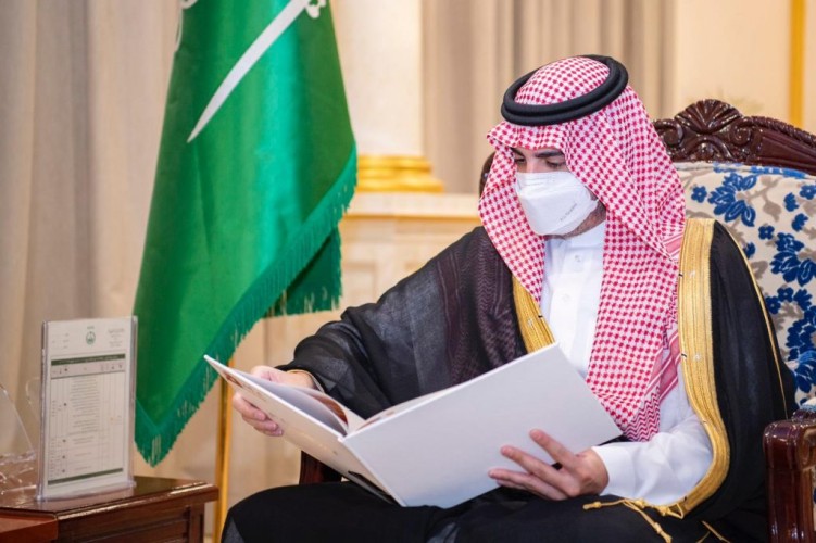 أمير الجوف يسلم 24 وحده لمستفيدي جمعية مأوى