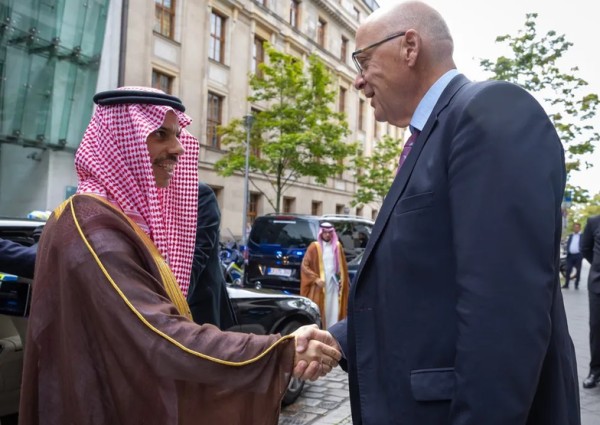 سمو وزير الخارجية يلتقي رئيس المجموعة البرلمانية العربية وأعضاء البرلمان الألماني في برلين