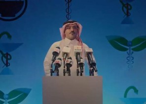 في مسلسل “استوديو 21” .. شاهد: الفنان حبيب الحبيب يقلد متحدث الصحة الدكتور محمد العبدالعالي.. “اجلسوا في بيوتكم بلاش التجمعات جبتولي المرض”