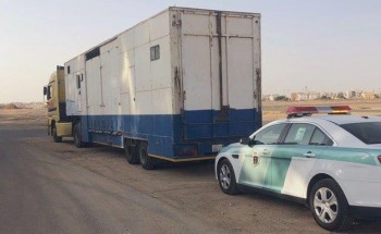 مرور الطائق يطيح بقائد شاحنة بعد سيره عكس الاتجاه – فيديو مرور الطائق يطيح بقائد شاحنة بعد سيره عكس الاتجاه – فيديو