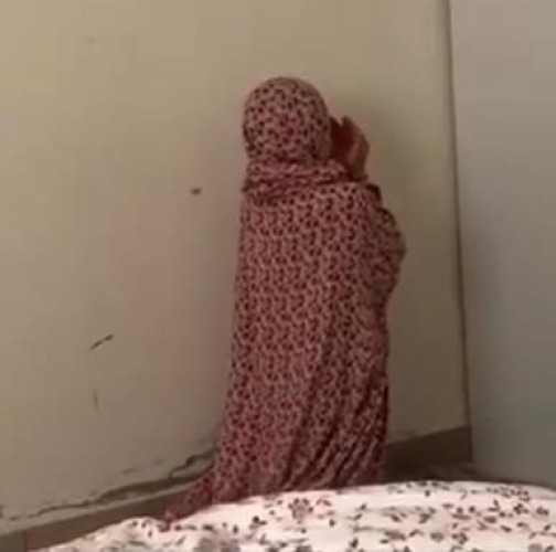 “يارب ارفع كورونا” .. شاهد” طفلة تستقبل القبلة وتبكي وتدعو الله برفع البلاء