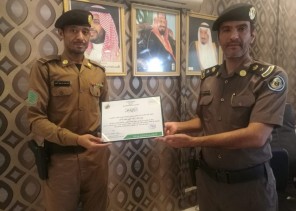 “قائد دوريات أمن الطرق بالأحساء يُكرّم إثنين من الطاقم الأمني بالمنطقة” “قائد دوريات أمن الطرق بالأحساء يُكرّم إثنين من الطاقم الأمني بالمنطقة”