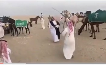 بالفيديو .. شاهد أمير سعودي يحتفل باليوم الوطني على “طريقته الخاصة” في الصحراء