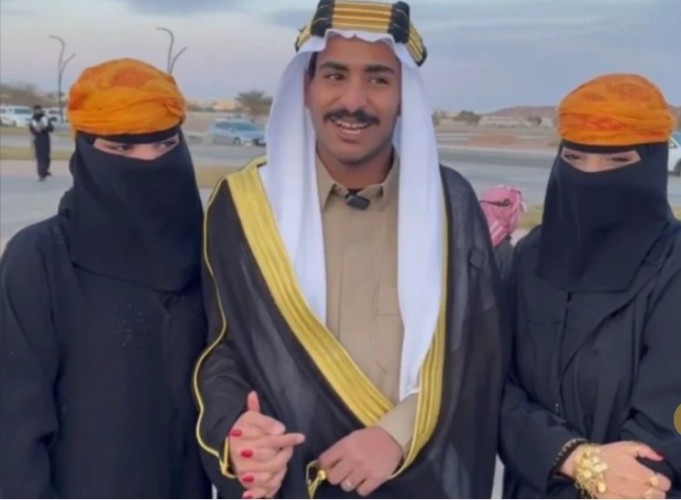 بـ”الأزياء الشعبية في حائل”.. بالفيديو: عريس وزوجته يحتفلان بزواجهما ضمن فعاليات يوم التأسيس في حائل