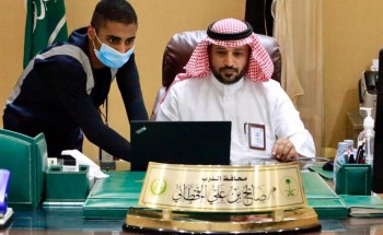القحطاني يعايد المرضى بالاتصال المرئي في الدرب