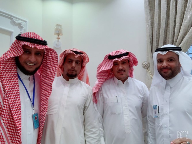 شاهد: رجل الأعمال “مساعد القلادي” يقدم درع الصحيفة ومبالغ مالية لـ”عبدالرحمن و جاسم العويمري” أبطال البحث والعثور على مفقود “مرغان”
