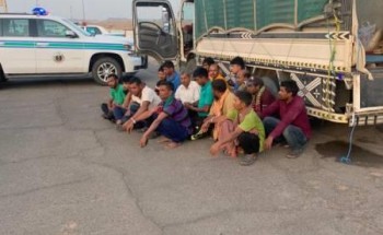 أمن الطرق بالشقران تُحبط عملية تهريب عدد من العمالة المخالفة داخل شاحنة دينا .. والكشف عن جنسياتهم!