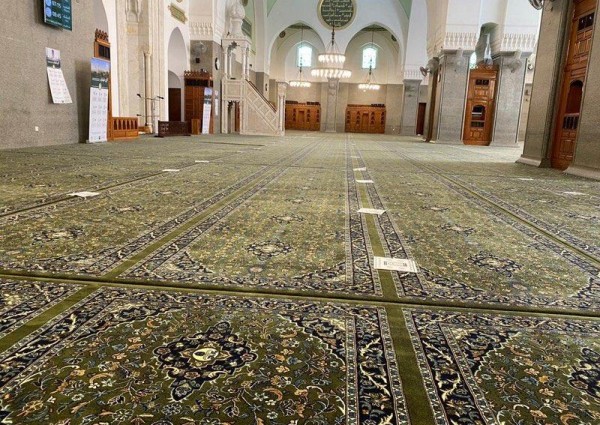 بتكلفة ٩٠٠ألف ريال ..”الشؤون الإسلامية” تجدد فرش مسجد قباء
