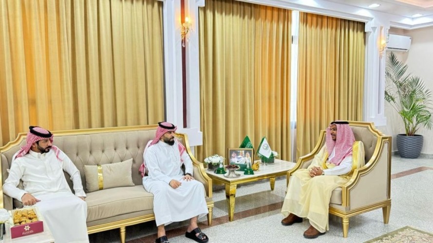 «لخدمة المواطنين والمقيمين» .. القائم بأعمال محافظة دومة الجندل يناقش الملفات التنموية مع رئيس البلدية الجديد