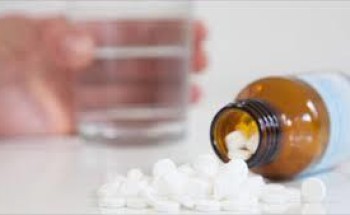 طبيب يحذر من استخدام أدوية الكحة المهدئة بغرض تنظيم النوم