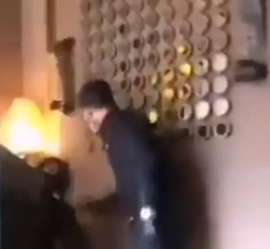 تداول فيديو لـــ”موظف  يتطاول على زميلته في عملهما يثير الجدل