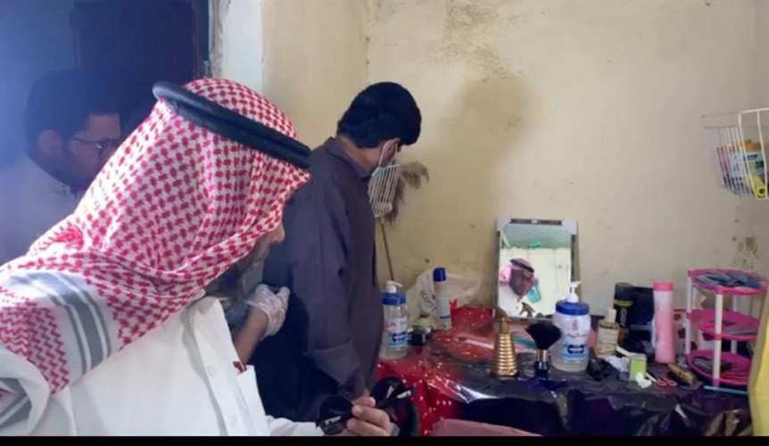 بالفيديو: بلدية صبيا تداهم سكنا عشوائيا تم تحويله إلى صالون حلاقة