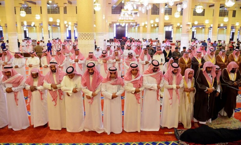 أمير منطقة الرياض يؤدي صلاة الميت على والدة صاحبة السمو الأميرة فاطمة بنت مساعد بن عبدالرحمن آل سعود
