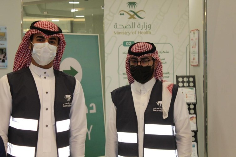 بالصور.. أبطال التطوع الصحي بالقريات في استقبال المراجعين