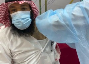 رجل الأعمال ناصر عياضه أبا أحمد يتلقى الجرعة الأولى للقاح فيروس كورونا رجل الأعمال ناصر عياضه أبا أحمد يتلقى الجرعة الأولى للقاح فيروس كورونا