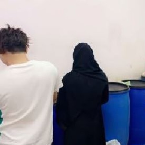 بالفيديو..القبض على عصابة تضم امرأتين لتصنيع وترويج الخمور بالرياض