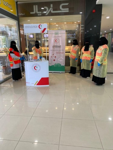 متطوعات الهلال الأحمر بالقريات يقمن نقطة فرز بصري بأحد المجمعات التجارية