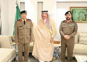 سمو أمير جازان يقلد مساعد مدير شرطة المنطقة رتبته الجديدة سمو أمير جازان يقلد مساعد مدير شرطة المنطقة رتبته الجديدة