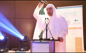 كبير الإداريين في شركة البحر الأحمر للتطوير يرفع العقال احتراما لاهالي أملج كبير الإداريين في شركة البحر الأحمر للتطوير يرفع العقال احتراما لاهالي أملج