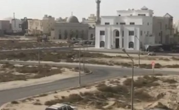 بالفيديو .. مؤذن كويتي يجهش بالبكاء خلال قوله “صلوا في رحالكم” يستوقف رواد التواصل
