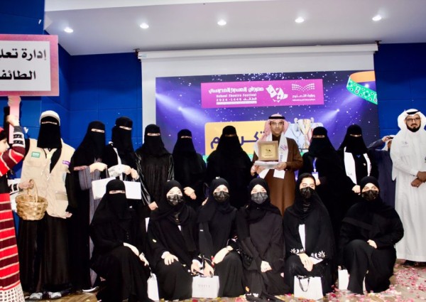 مدير تعليم الطائف يهنئ فريق مدارس الجيل لحصولها على المركز الأول في المسرح المدرسي مدير تعليم الطائف يهنئ فريق مدارس الجيل لحصولها على المركز الأول في المسرح المدرسي