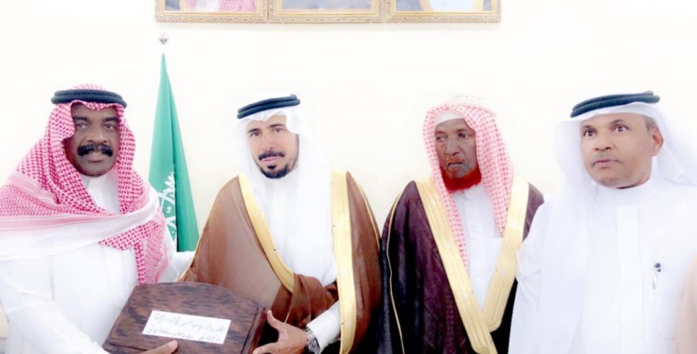 أعضاء المجلس المحلي في محافظة الحائط يكرمون العودة تقديرآ لجهودة طيلة فترة عملة