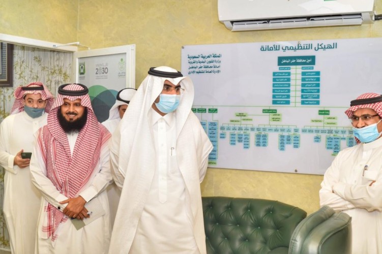 أمين حفر الباطن بجولة تفقدية على الوكالات والإدارات بالأمانة للوقوف على سير العمل