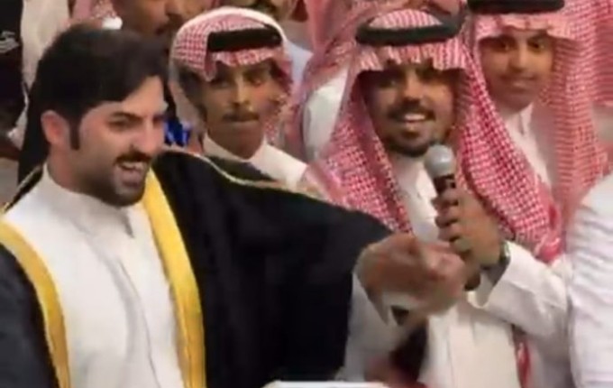 شاهد: عريس حائل نواف بن زبنه يرمي شماغه وسط العرضة في لحظة عفوية احتفالًا بزواجه