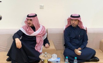 فيديو.. الأمير فيصل بن نواف ممازحاً وزير الإسكان: “إذا جيت الجوف ما تطلع إلا بعشاء أو غداء”