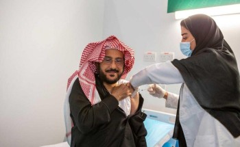 شاهد: لحظة تلقي وزير الشؤون الإسلامية الجرعة الأولى من لقاح كورونا شاهد: لحظة تلقي وزير الشؤون الإسلامية الجرعة الأولى من لقاح كورونا