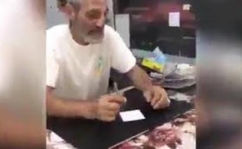 بالفيديو: القبض على شخص في الأردن أدعى توصله لعلاج كورونا .. وطلب مليوني دينار العلاج بالفيديو: القبض على شخص في الأردن أدعى توصله لعلاج كورونا .. وطلب مليوني دينار العلاج