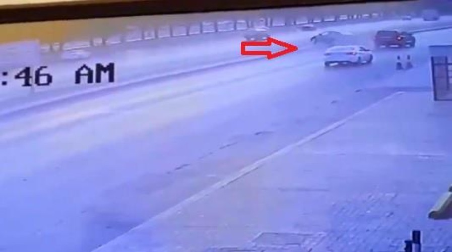 بالفيديو: حادث اصطدام مروع بين سيارتين على طريق بالرياض