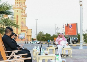 شاهد: أمير الشمالية يشارك رجال الأمن إفطارهم الرمضاني في الميدان شاهد: أمير الشمالية يشارك رجال الأمن إفطارهم الرمضاني في الميدان