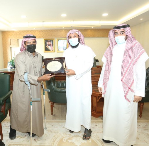 فضيلة المدير العام: يستقبل ويكرم صديق البيئة ويشارك في زرع عدد من الأشجار.