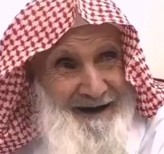 فيديو : بعد 70 عاماً قضاها إماماً ومؤذناً.. «البراهيم» يصدح بالآذان الأخير