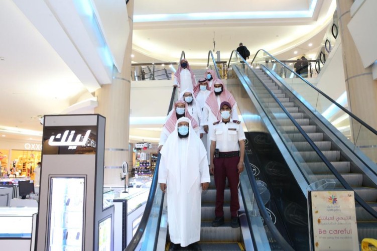 وكيل التوعية والتوجيه بالرئاسة العامة لهيئة الأمر بالمعروف يقف ميدانياً على تنفيذ حملة (الصلاة نور) بالرياض