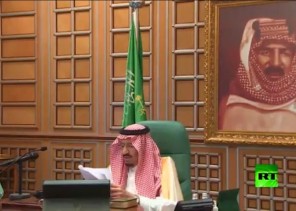صورة تظهر خلف خادم الحرمين الشريفين تتحدث عن جاهزية خوض المعارك . صورة تظهر خلف خادم الحرمين الشريفين تتحدث عن جاهزية خوض المعارك .