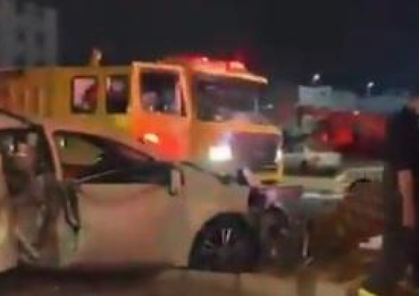 بالفيديو: الدفاع المدني يباشر حـادث اصطدام سيارة بنخلة في مكة بالفيديو: الدفاع المدني يباشر حـادث اصطدام سيارة بنخلة في مكة