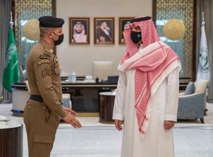 بالصور: وزير الداخلية يستقبل رجل الأمن الذي منع مقتحم منبر الحرم المكي أثناء خطبة الجمعة